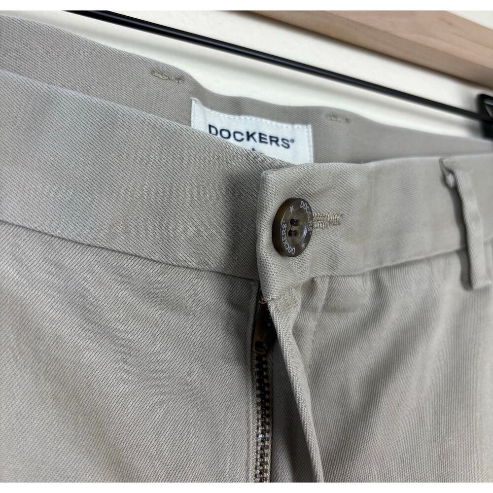 Dockers Men's Signature Straight Fit Creased Khaki Pants W34 L34 Timberwolf - Picture 7 of 13
